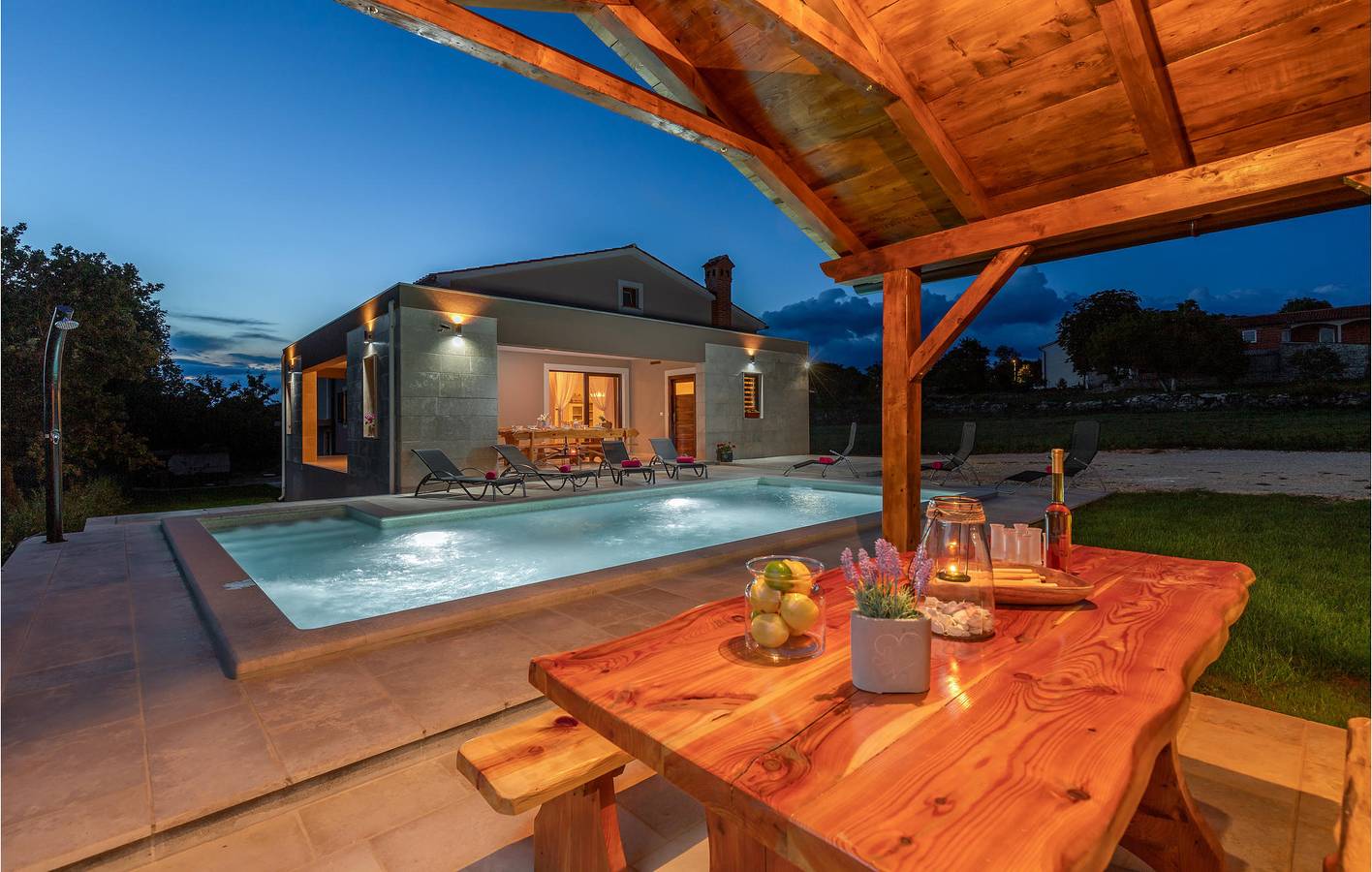 Geräumige 2-Zimmer-Wohnung mit Pool, WLAN und Parkplatz in der Nähe von Vorichi in Barban, Südküste Istrien