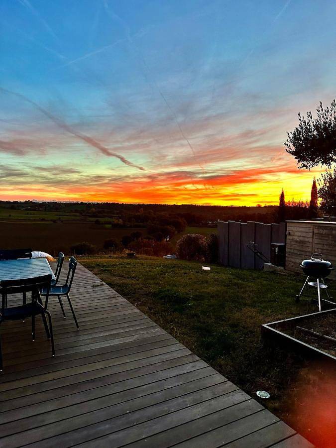 Location de vacances pour 6 personnes, avec terrasse ainsi que vue et piscine à Montrabé - 2