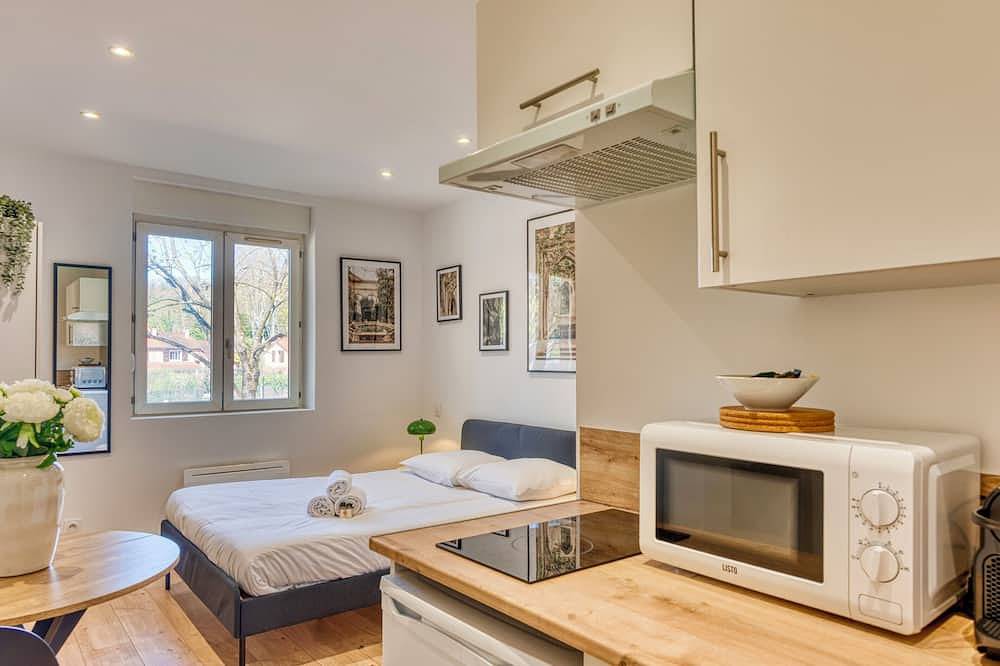 Appartement entier, Le Basalte - Lumineux studio - parking privé - wifi - proche métro B in Oullins, Lyon et ses environs