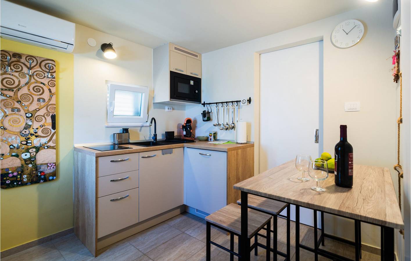 Ganze Ferienwohnung, Gemütliche Ferienwohnung mit Meerblick, WLAN und Parkplatz, nur wenige Schritte vom Necujam entfernt in Necujam, Solta