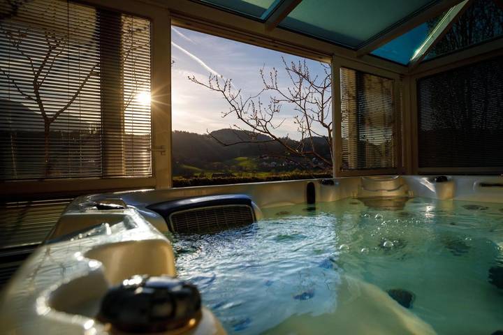 Ferienwohnung für 4 Personen, mit Ausblick und Pool sowie Sauna und Garten