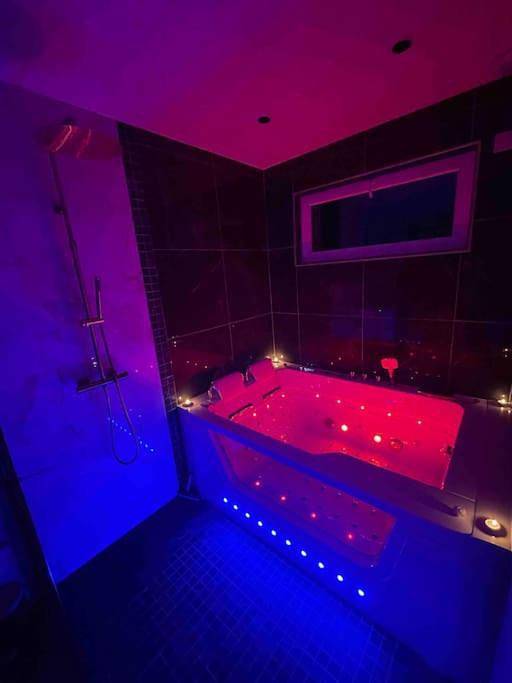 Gîte pour 2 personnes, avec Jacuzzi ainsi que Terrasse et Jardin à Colombelles