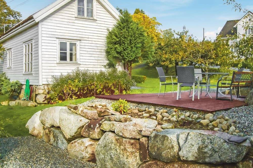 Beach front home in Skiftun with Wifi in Hjelmeland