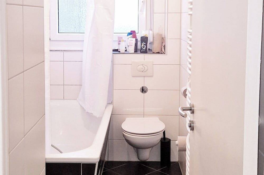 Doppelzimmer mit Dusche, Grill und Kicker im Herzen von Kreuzberg in Kreuzberg Berlin, Berlin