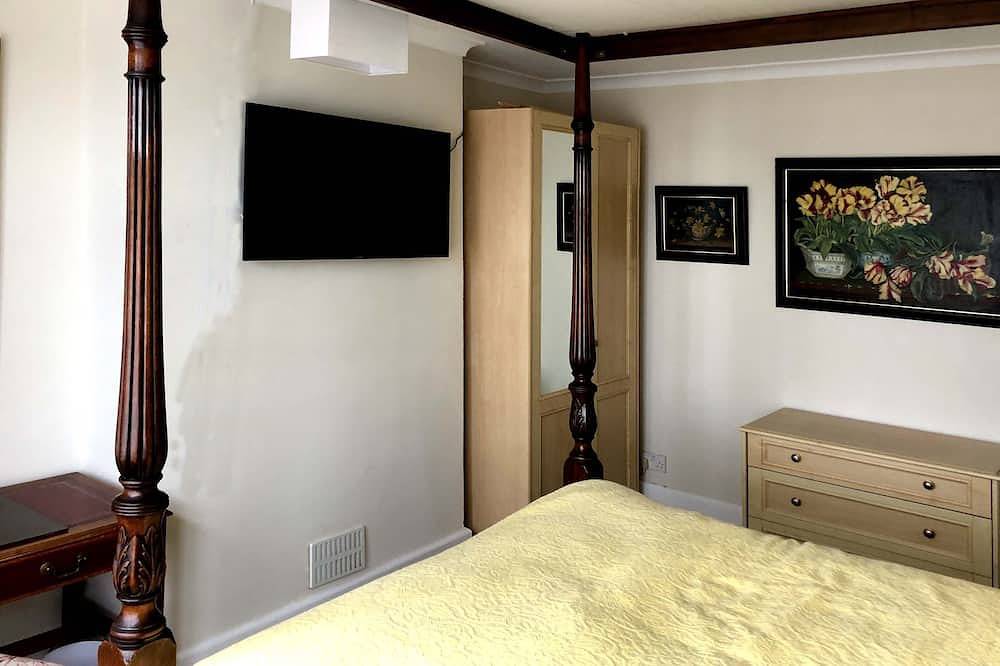 Residential 3 bed house on the Netherhampton Road with large garden in Salisbury, Wiltshire