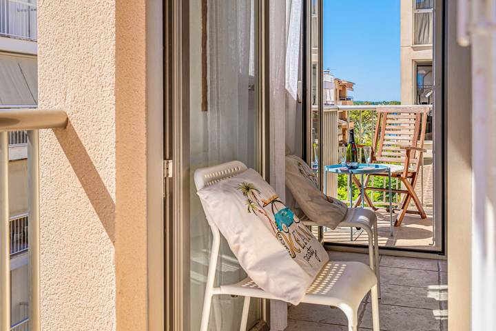 Apartamento entero, Apartamento "Mariners" Cerca de la playa con vistas al mar, aire acondicionado y terraza. in Puerto de Alcúdia, Alcúdia