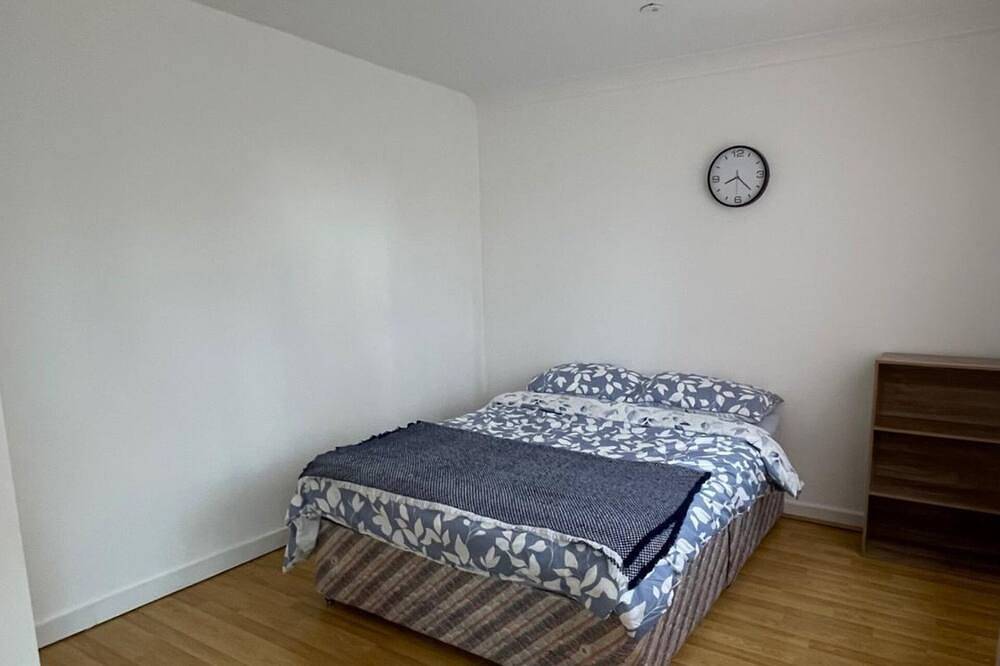 4-Bed Barnwell Retreat- Sleeps 9, Garden & Parking in Stevenage, Hertfordshire