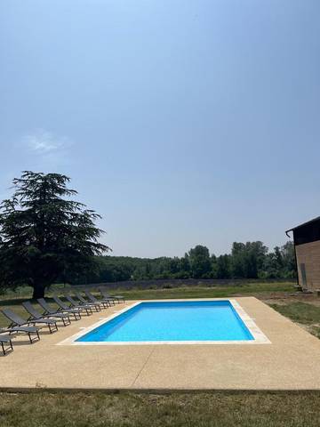 Location de vacances pour 10 personnes, avec jardin et vue sur le lac ainsi que vue et piscine, animaux acceptés à Sauzet