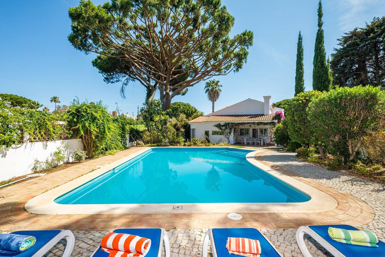 Villa Quadradinhos 38Q | 4 Bedrooms | Private Pool | Short Walk To The Beach in Vale do Lobo, Almancil