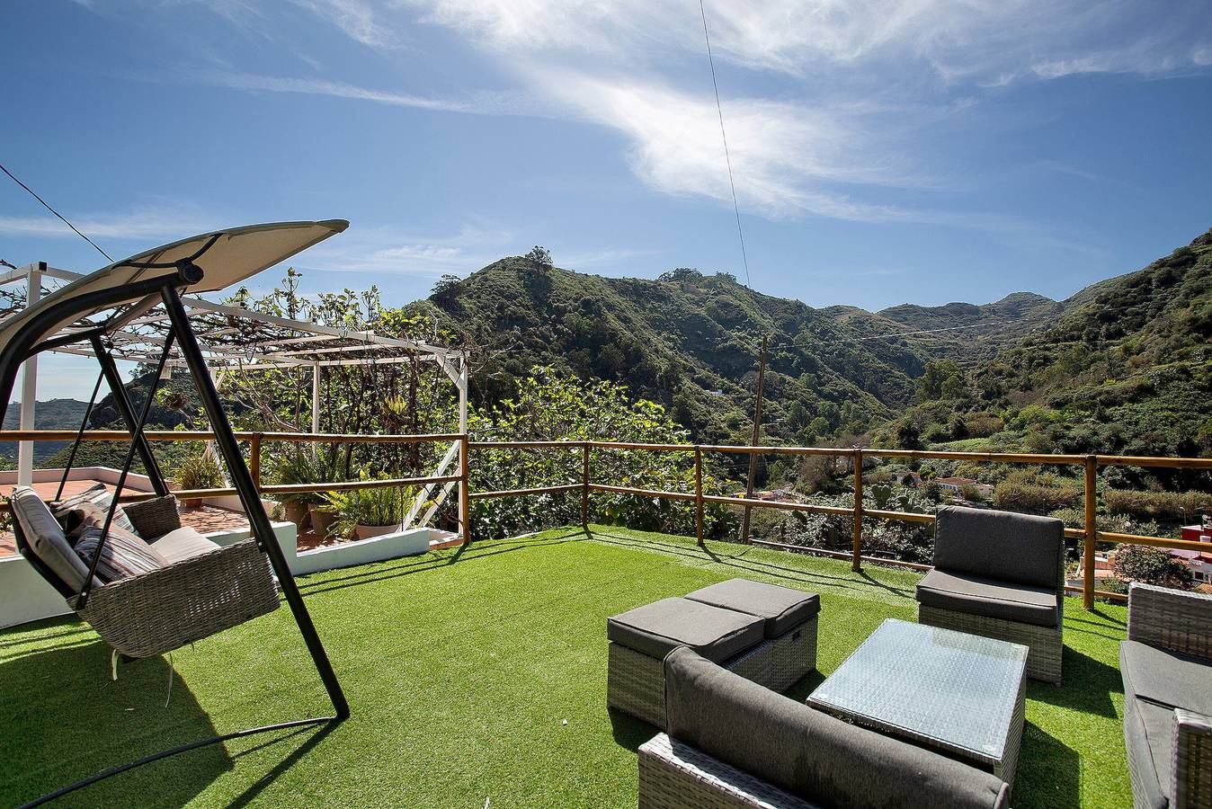 Maison de vacances "Casa Cueva" avec vue sur les montagnes, piscine privée et Wi-Fi in Las Rosadas, Teror