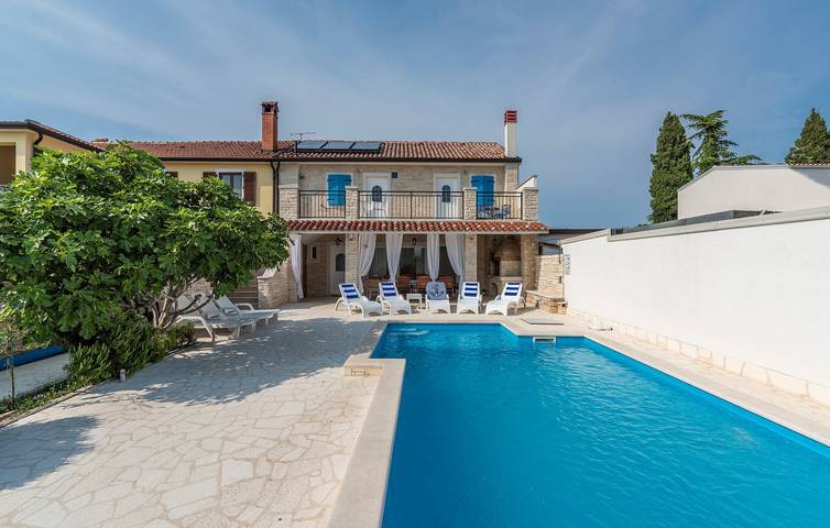 Ferienhaus für 10 Personen, mit Balkon/Terrasse und Garten sowie Pool in Kaldanija