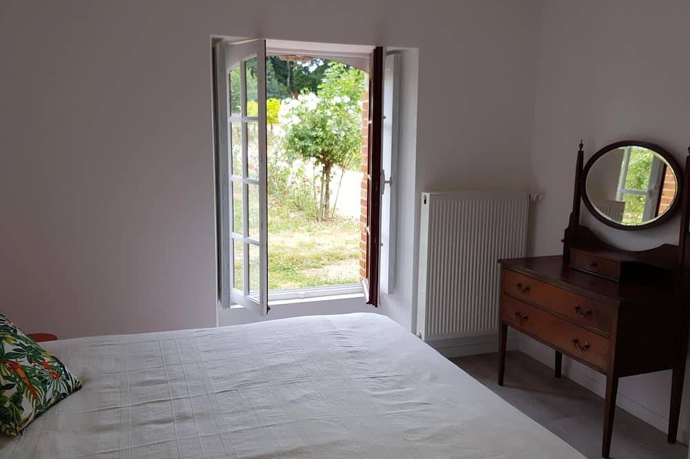 En Anjou dans le potager du château, Peace, flower and vegetable in Segré-en-Anjou-Bleu, Région de Segré