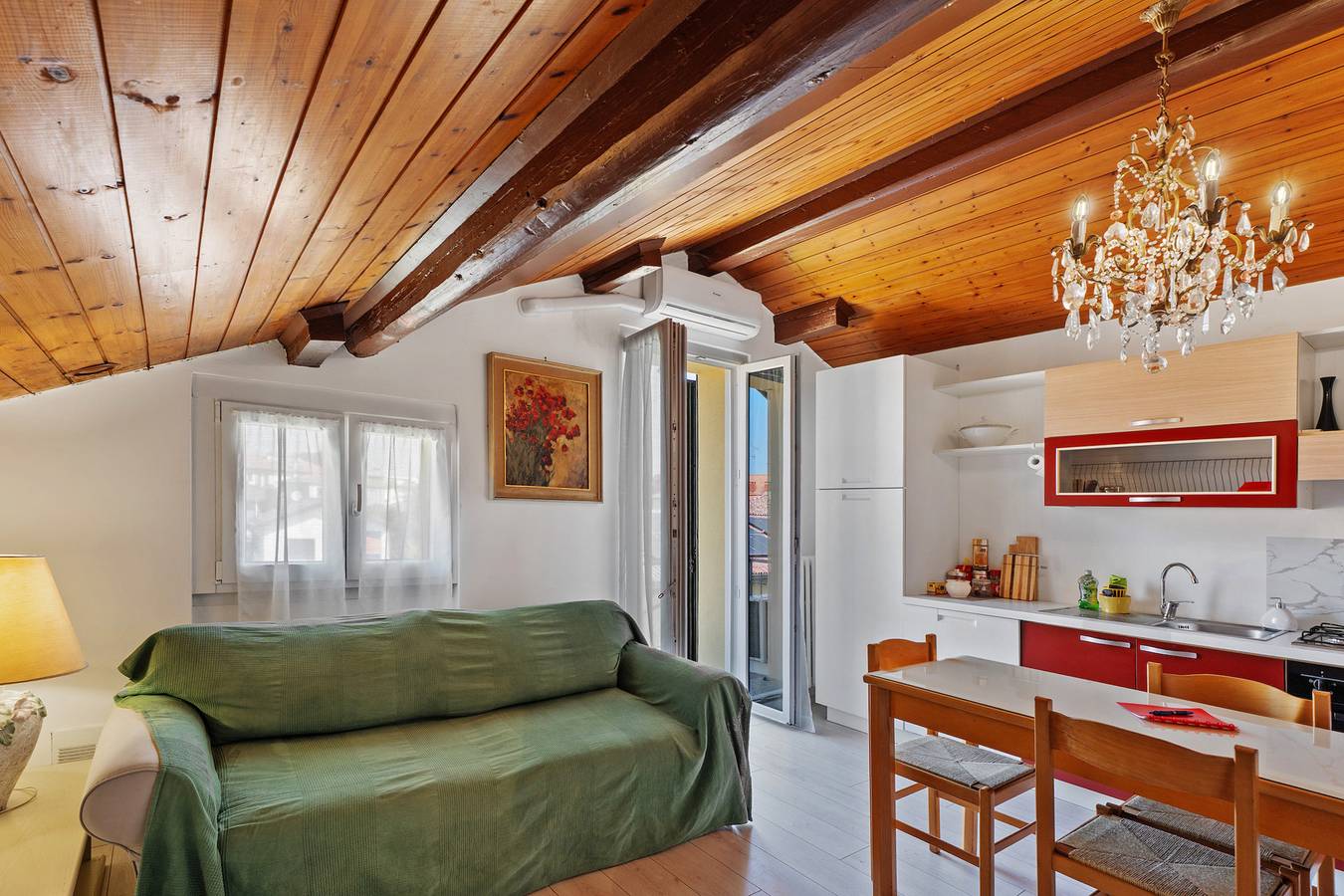 Geheel appartement, Appartement 'Comodo, Pratico E Tranquillo' met Uitzicht op de Bergen, Wifi en Airconditioning in Arona (Lago Maggiore), Gemeente Arona