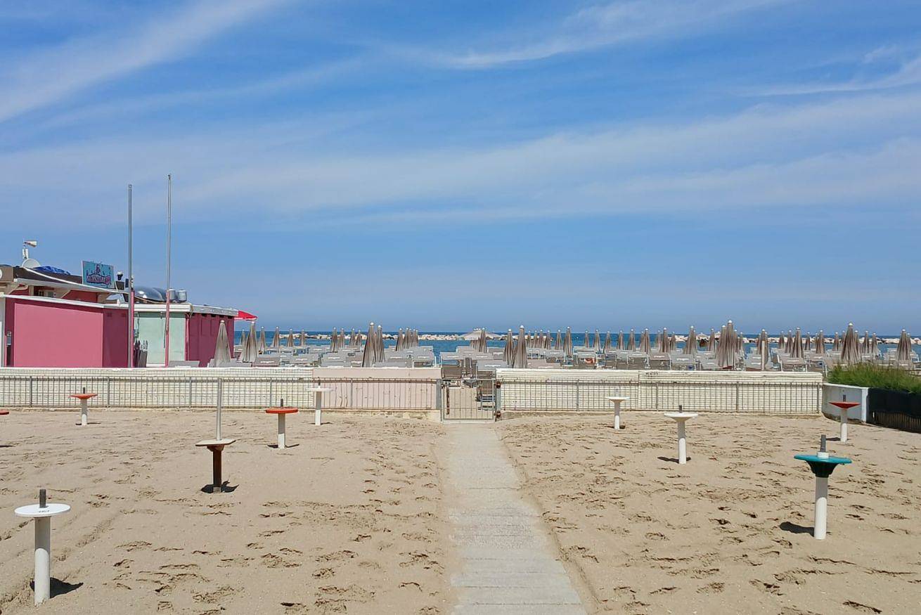 Entire apartment, Cn010 - Cesenatico, large three-room apartment facing the sea with beach included in Cesenatico, Forlì-Cesena Province