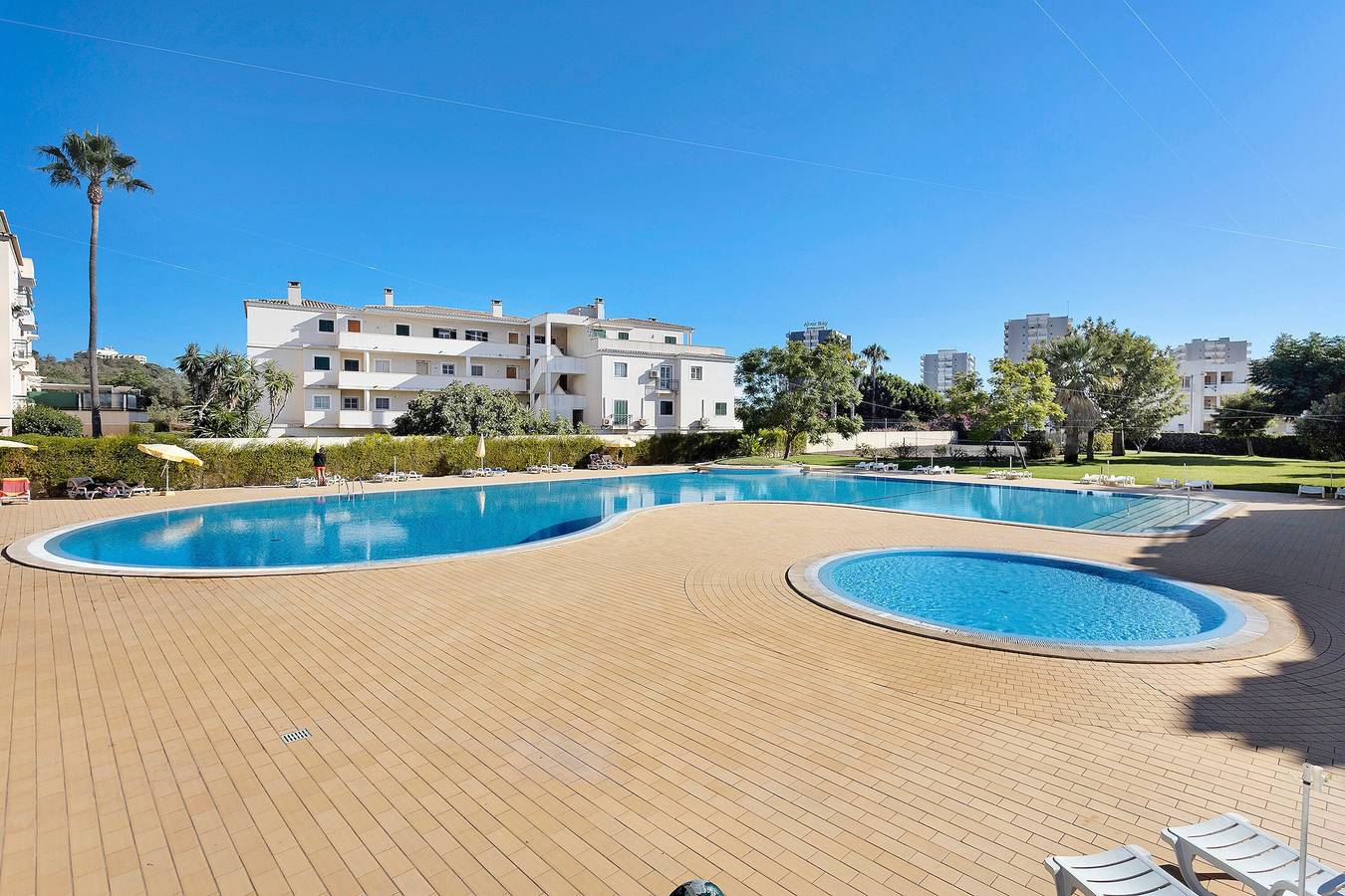 Entire apartment, Holiday Apartment "Dunas Mar" with Shared Pool, Balcony & Wifi in Alvor, Faro District