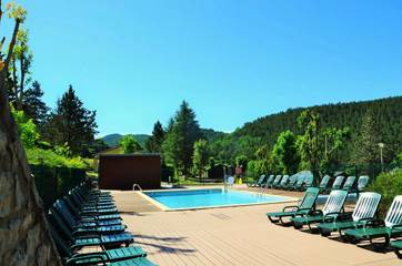 Parc de vacances pour 5 personnes, avec piscine et jardin, animaux acceptés à Meyrueis