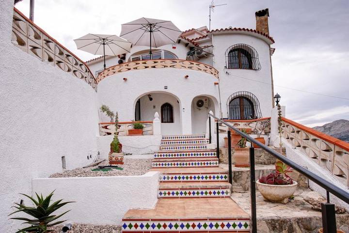 Villa für 6 Personen, mit Balkon und Terrasse sowie Pool und Ausblick in Orba