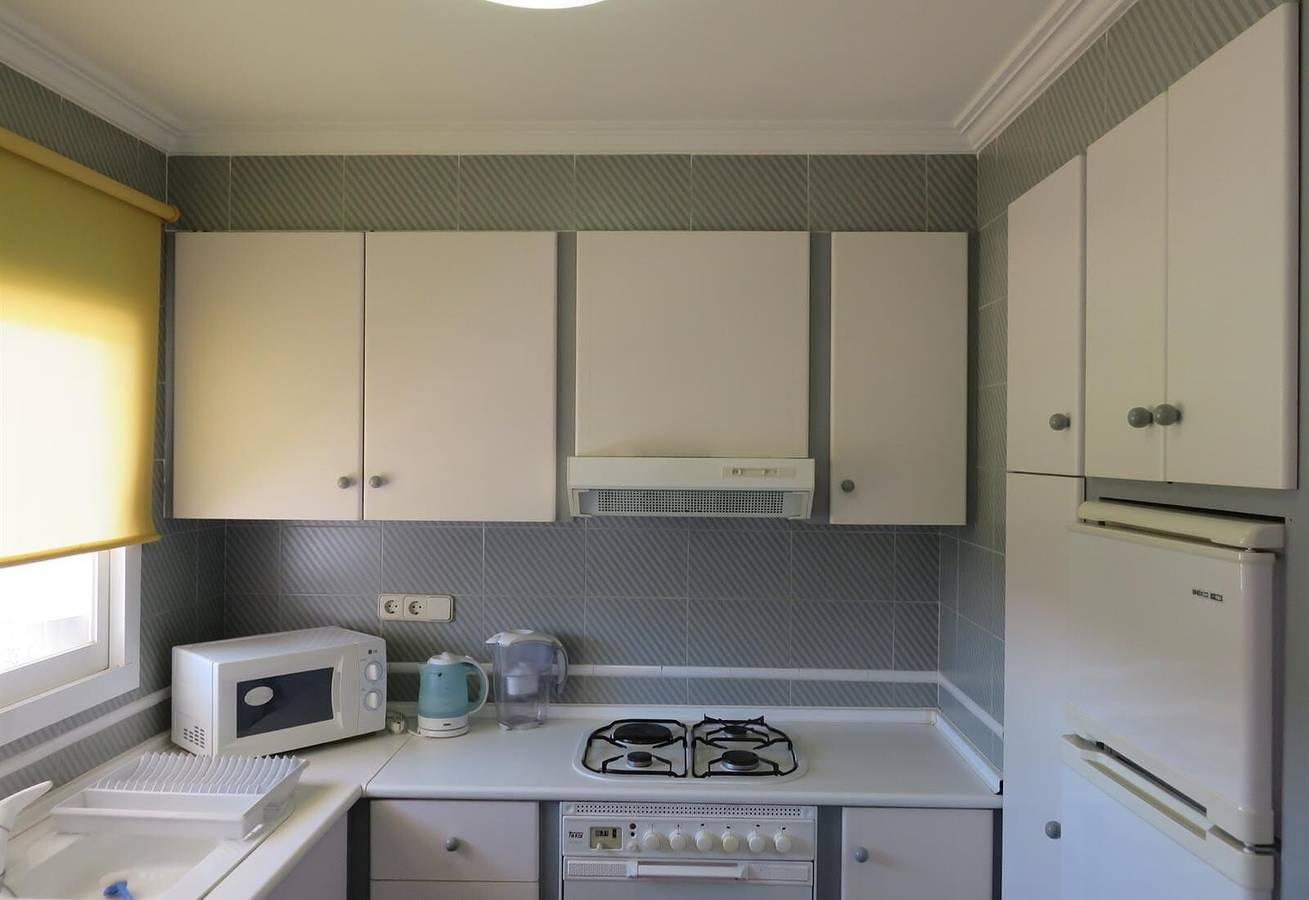 Apartamento entero, Apartamento 'Les Fonts 83' con piscina compartida, terraza privada y balcón in Torroella de Montgrí, Costa Brava