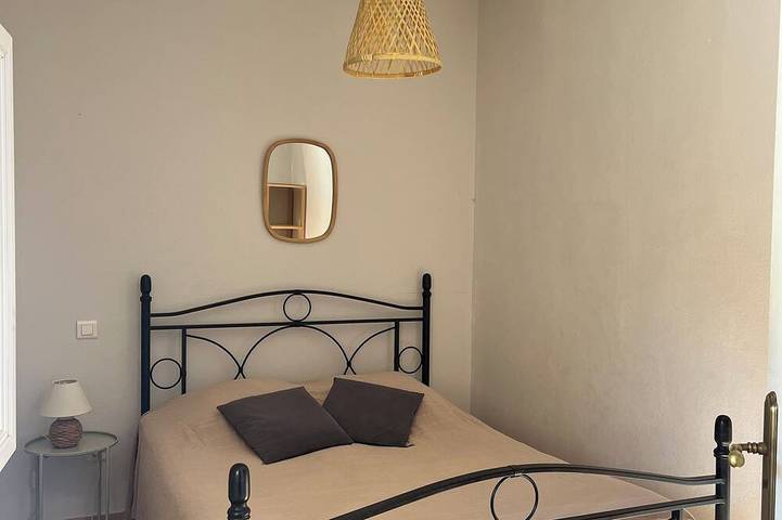 Gîte pour 5 personnes, avec Terrasse ainsi que Jardin et Piscine à Arles - 4