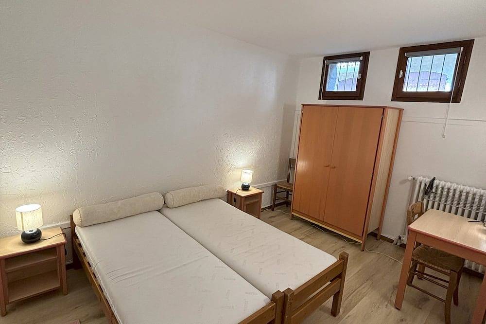 Entire apartment, Le Villard; \"Adrech\" apartment in the heart of the Queyras (170m² in Abriès) in Abriès-Ristolas, Queyras