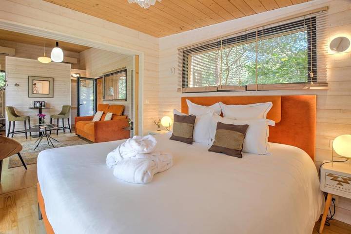 Location de vacances pour 2 personnes, avec terrasse et jacuzzi ainsi que piscine et jardin dans Golf De La Marterie