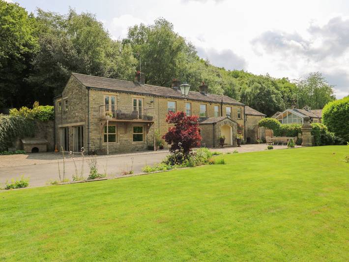 Cottage for 10 people, with Balcony and Garden in West Yorkshire