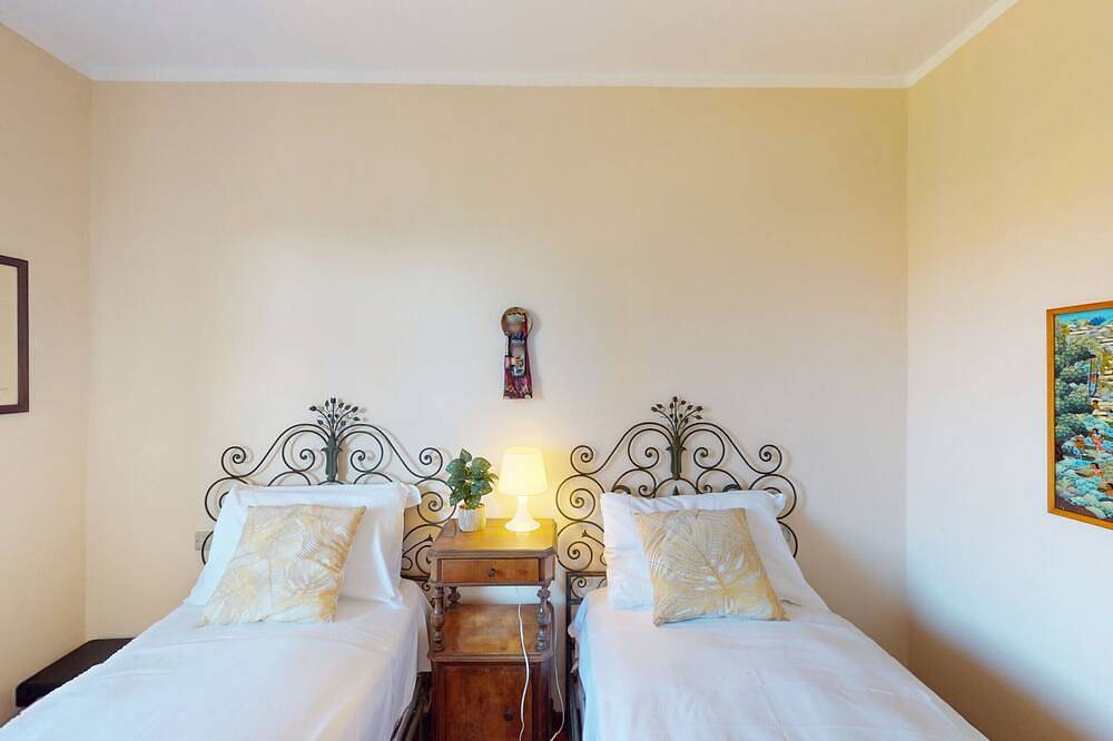 Villa Valentine 200 mt to the beach by Bookinggar in Colombare, Sirmione
