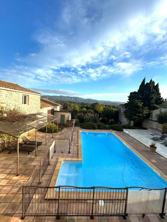 Location de vacances pour 22 personnes, avec Terrasse et Jardin ainsi que Piscine et Vue à Peyriac-Minervois