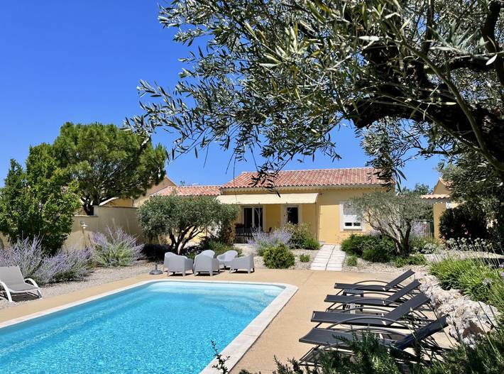 Gîte pour 6 personnes, avec jardin ainsi que piscine et terrasse