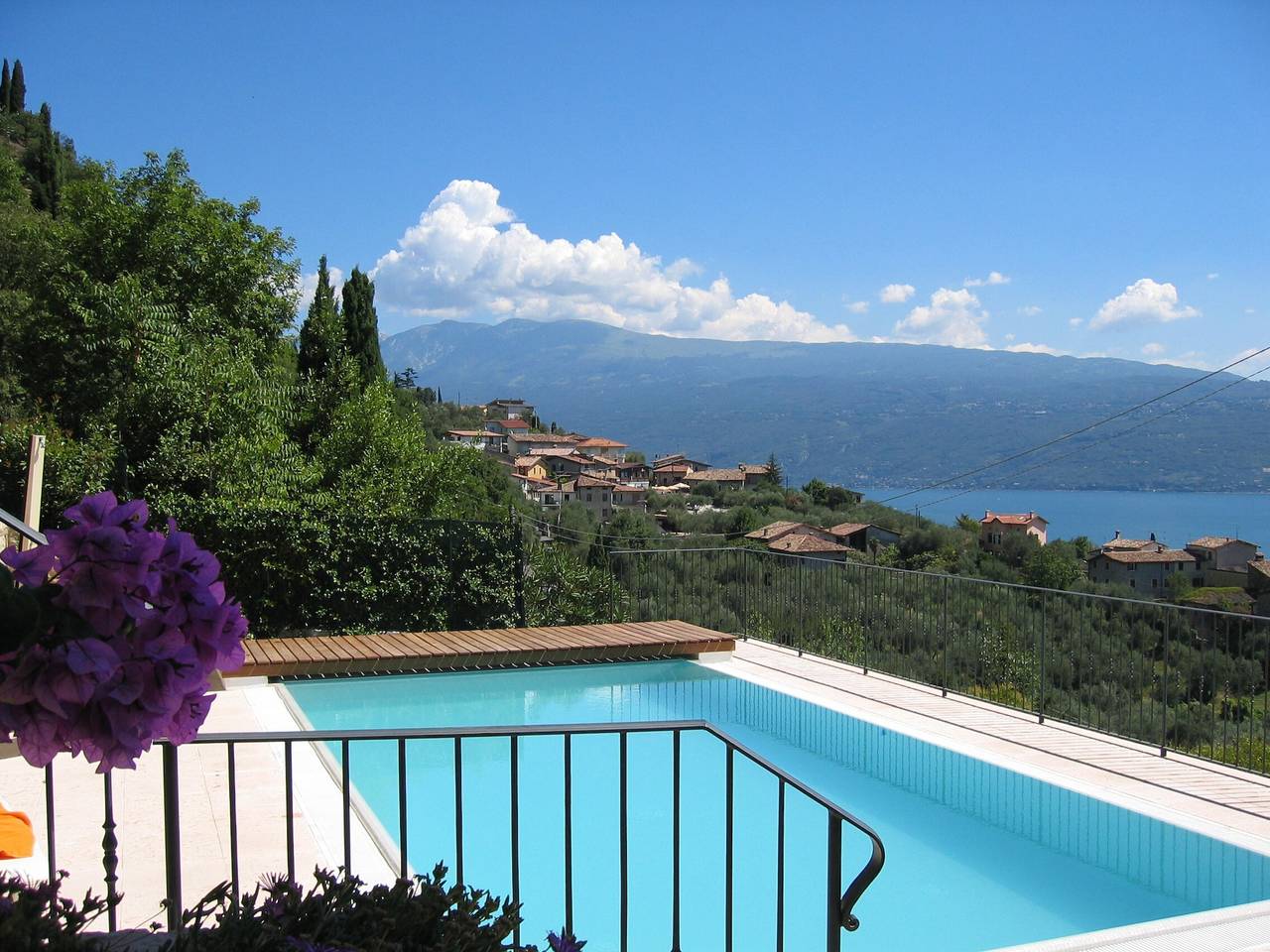 Fantastic Villa with Private Pool, Lake View & Terraces; Double Garage in Maderno, Toscolano-Maderno
