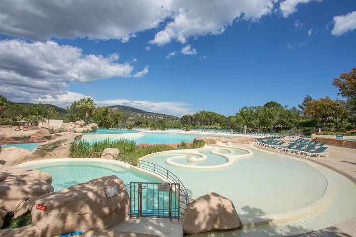 Ferienwohnung für 4 Personen, mit Whirlpool und Garten sowie Kinderpool