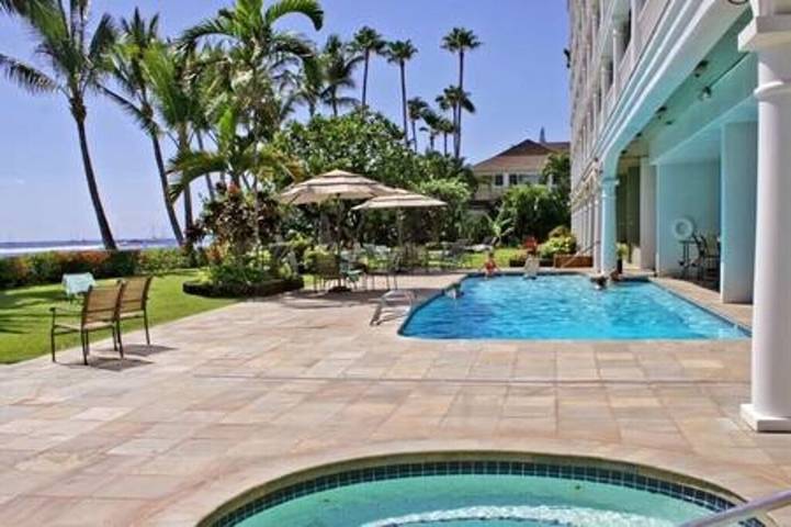 Vacation rental for 2 people, with yard and balcony as well as pool and hot tub in Lahaina