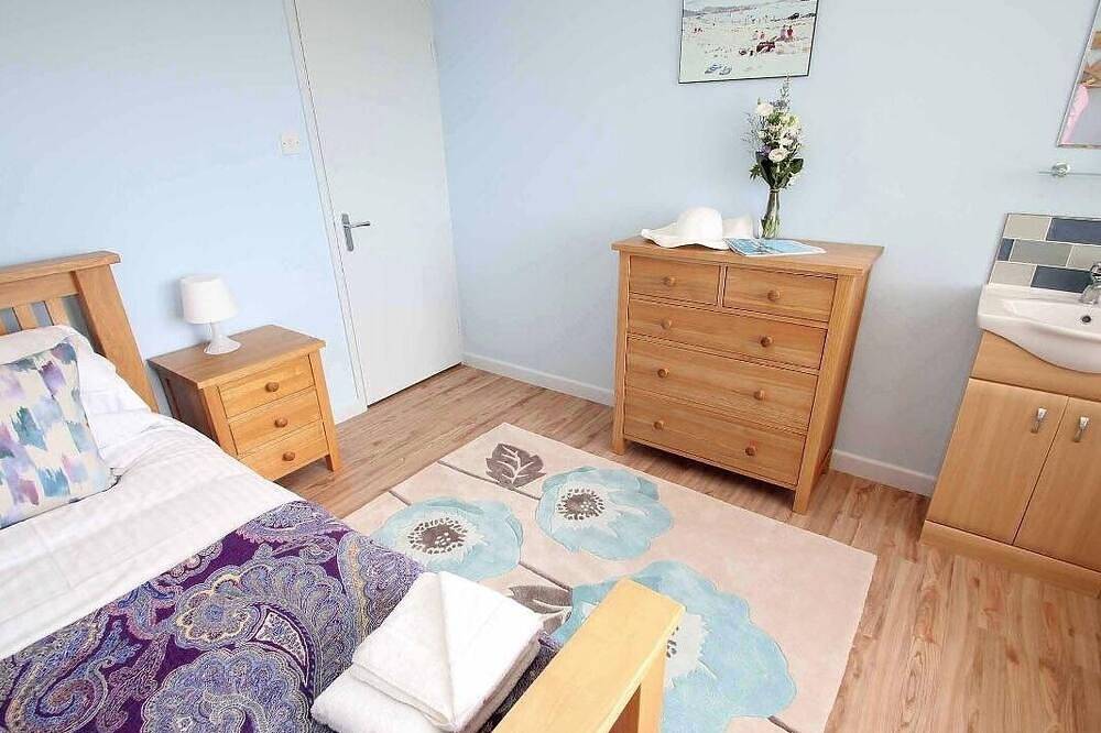 Windrush, pet friendly, country holiday cottage in Newquay in Mawgan Porth, South West England