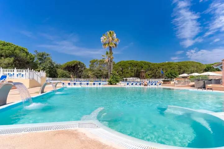 Bungalow para 6 personas, con jardín además de terraza y piscina - 1
