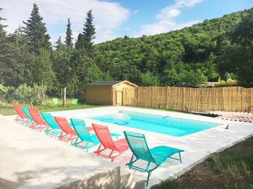 Cottage pour 8 personnes, avec terrasse ainsi que jardin et piscine à Thueyts