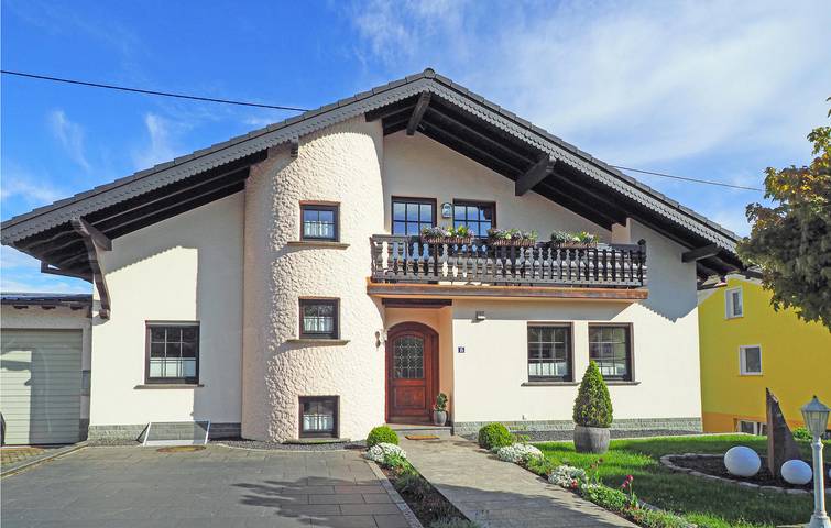 Ganze Ferienwohnung, Panoramawohnung mit Parkplatz und Terrasse - 300m nach Karlshausen in Karlshausen, Eifelkreis Bitburg-Prüm