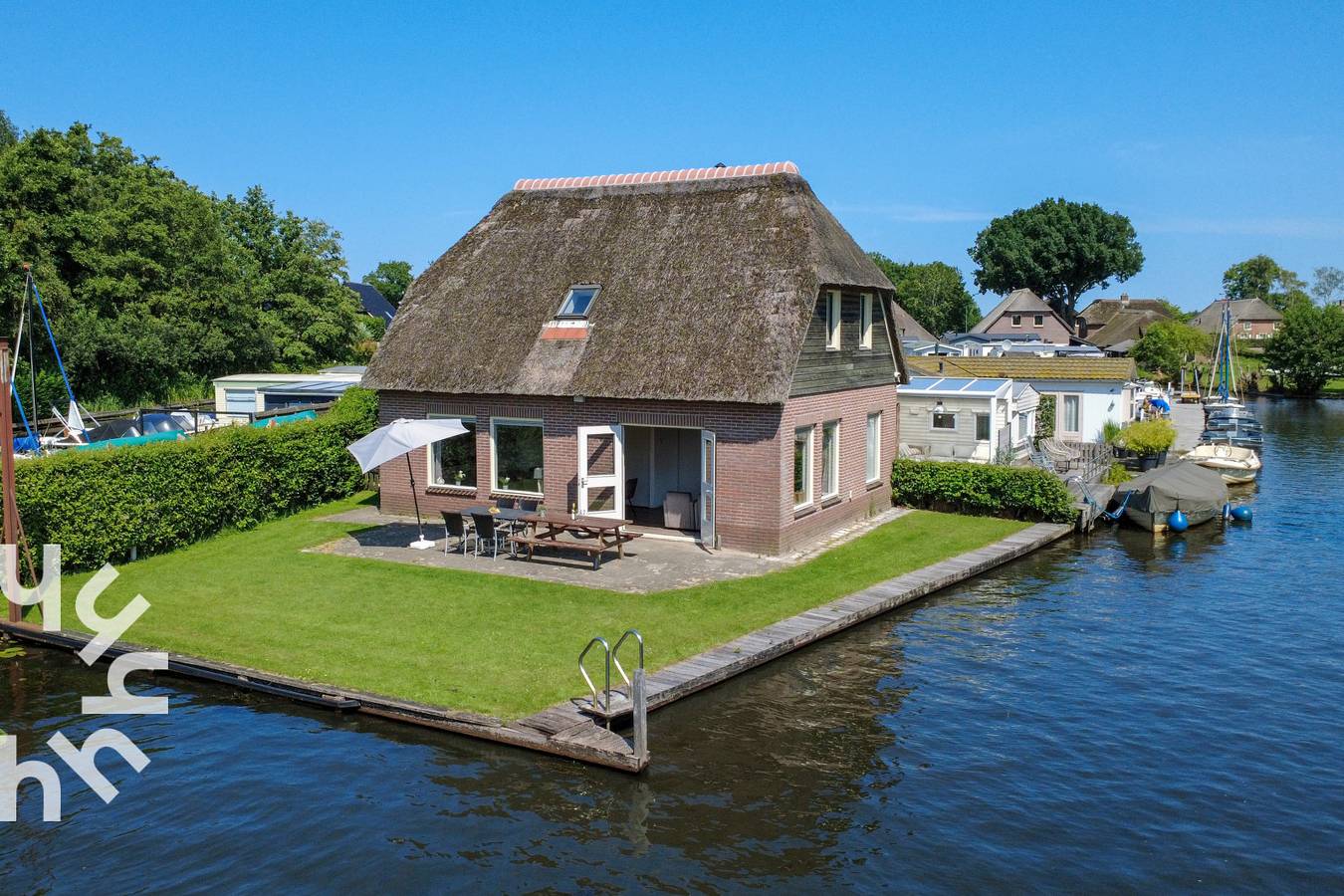 Comfortabel 10-persoons vakantiehuis aan het water met eigen aanlegsteiger nabij Giethoorn in Nationaal Park Weerribben-Wieden