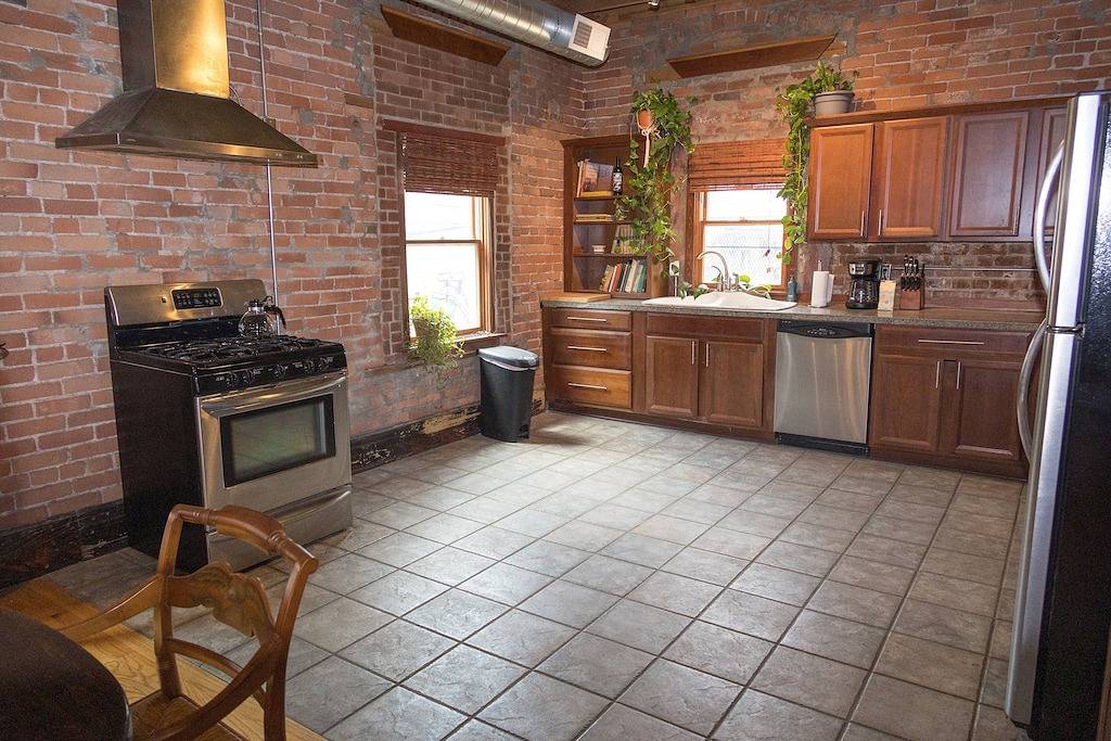 Ganze Wohnung, Art Alley Attic – Spacious Loft Near Breweries, Distilleries, Bars in Crossroads in Kansas City, Missouri