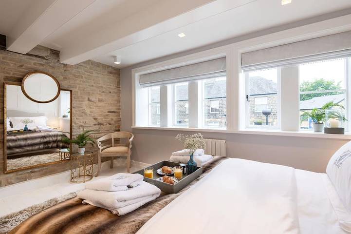 Lower Arthurs Cottage in Saddleworth, Greater Manchester