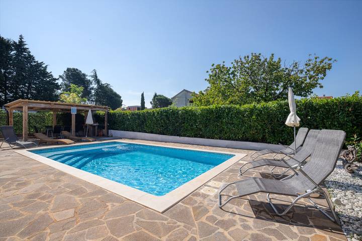 Ferienhaus für 8 Personen, mit Balkon und Terrasse sowie Garten und Pool in Gedići