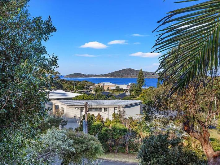 Holiday home for 12 people, with terrace and pool in Fingal Bay