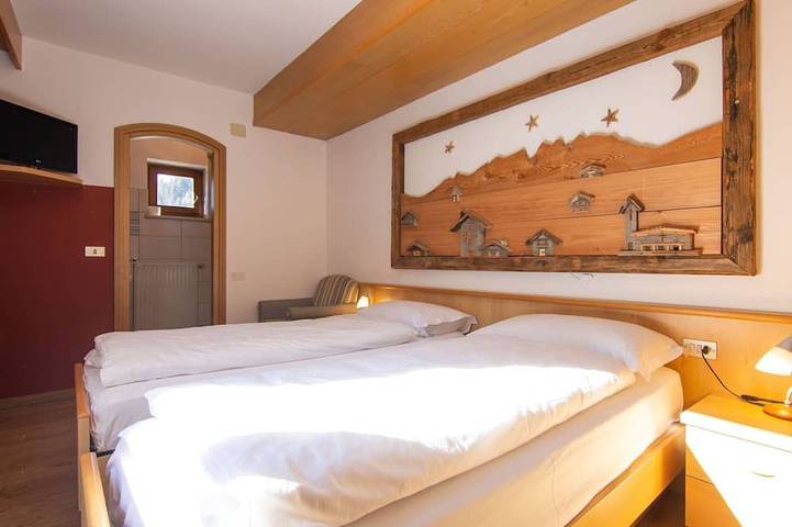 Appartamento intero, Accogliente appartamento per 23 persone con WIFI, TV e balcone in Soraga, Dolomiti Superski