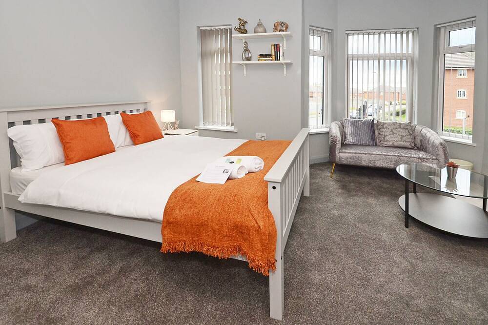 Entire apartment, Townhouse Plus @ 301 West Street - Superior Studio With Tv in Crewe, Cheshire East