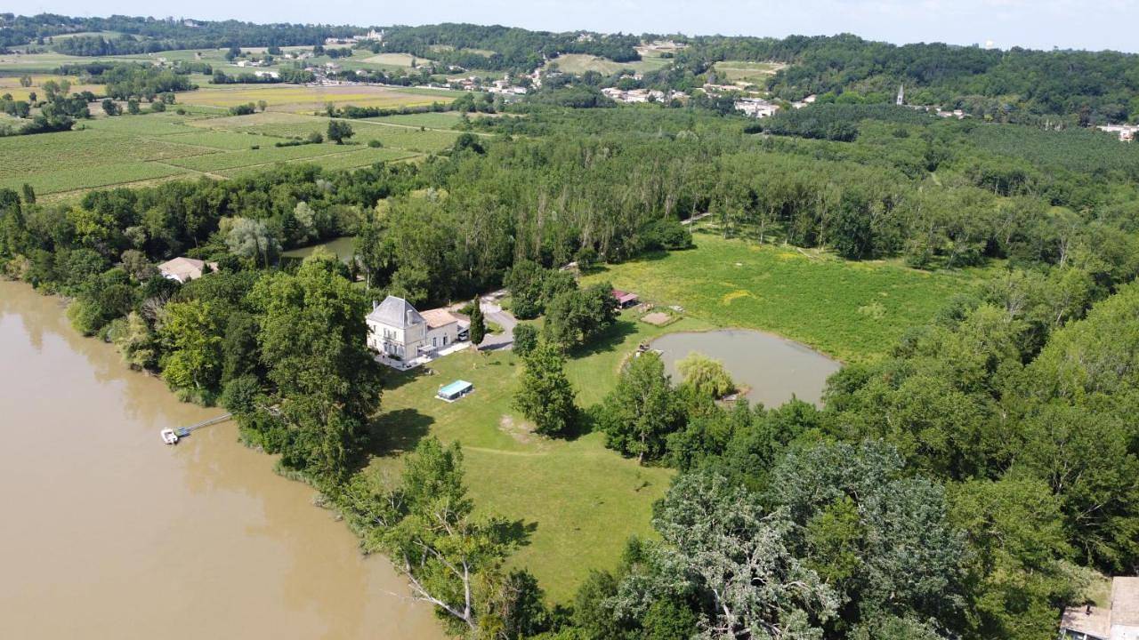Appartement entier, Le Cast'L 2 Coin de paradis en bord de Dordogne in La Rivière, Région de Libourne