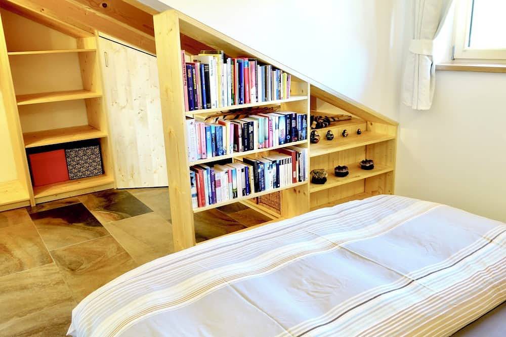 Ganze Wohnung, Ferienwohnung mit separatem Schlafzimmer, Schlafcouch im Wohnzimmer, Kaminofen in Samerberg, Bayerische Alpen