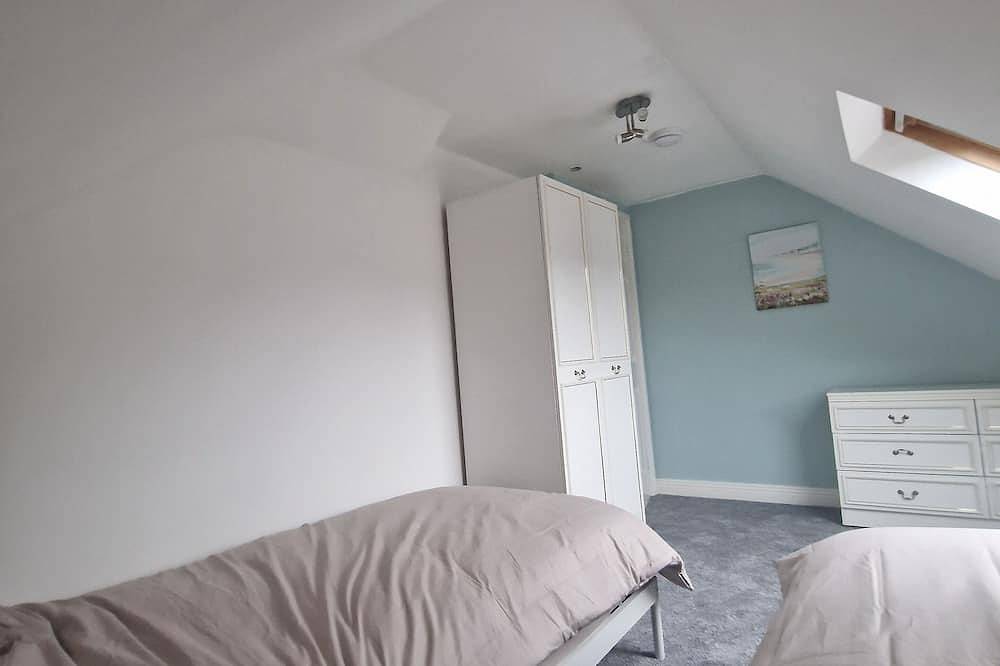 Pet friendly 4 bedroom with secure garden. Close to New Forest Park and beach in Christchurch, Dorset
