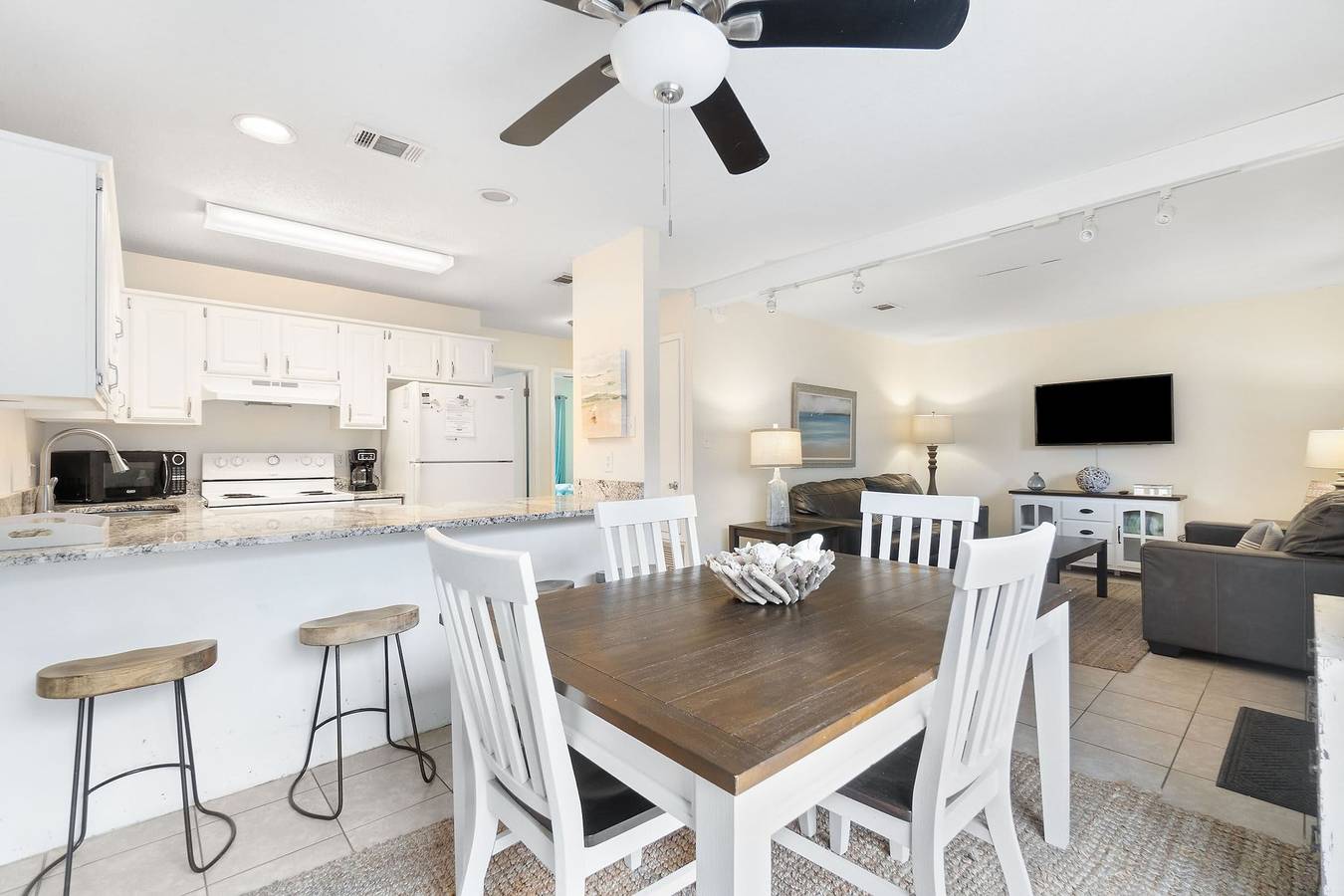 Entire apartment, Beach Access Condo   Pool   Walk to Hangout in Gulf Shores, Mobile Bay