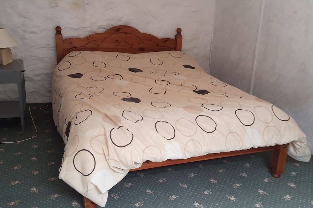 Family and pet friendly 1711 stone built cottage in town centre. Close to beach in Barmouth, Snowdonia