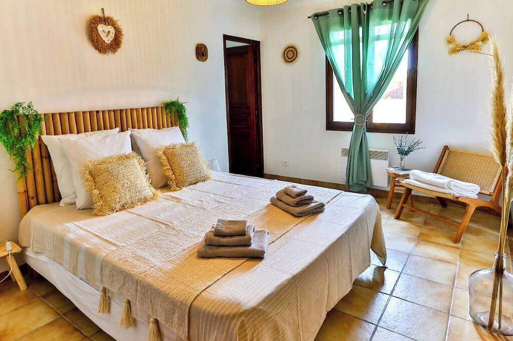 Launch Promo!  Detached house 12km from Avignon in a small village in Graveson, Region de Arles