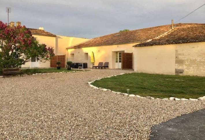 Location de vacances pour 4 personnes, avec piscine ainsi que terrasse et jardin à Épargnes - 2